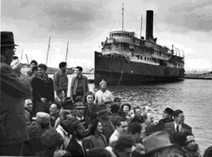 המעפילים מועברים על ידי הבריטים לנמל האמבורג