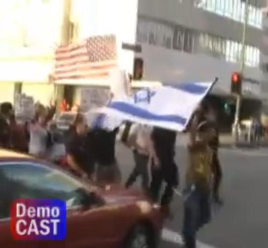 נער בודדד עם דגל